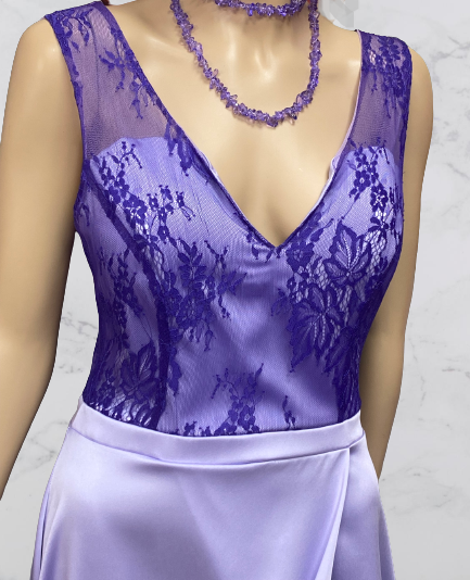 šaty spoločenské fialkové Rinascimento - detail