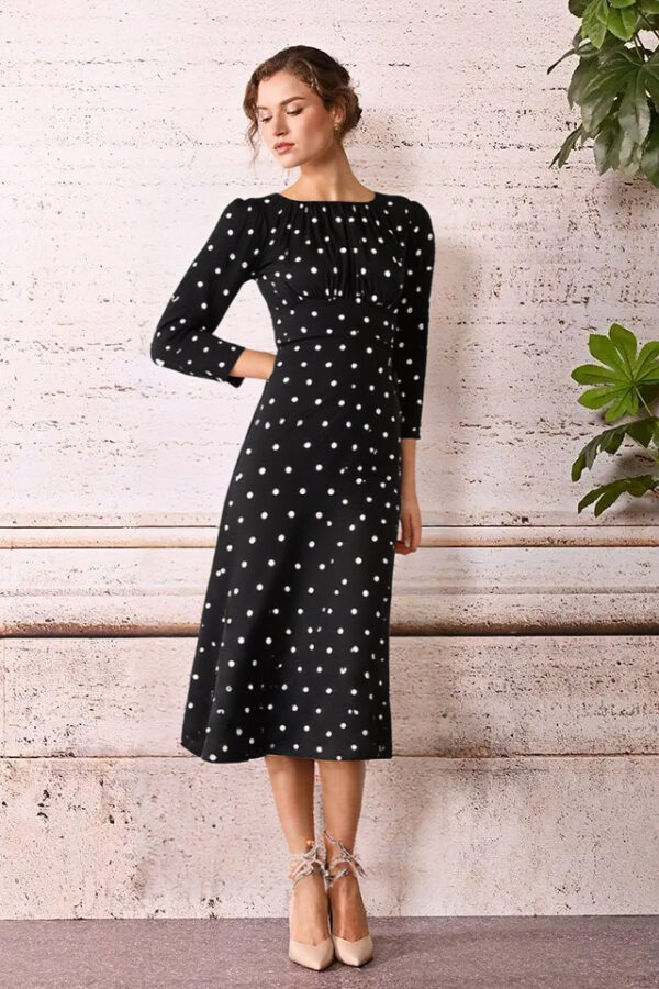 šaty s bodkami elegantné Rinascimento